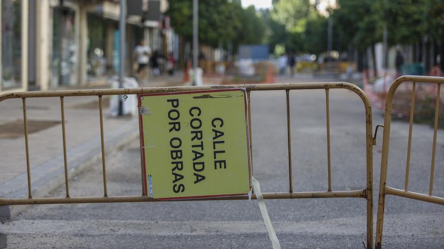 El "calvario" de los comerciantes de La Viñuela ante una peatonalización parada, que se anunció hace seis años