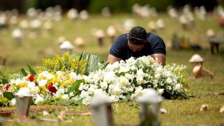 Para el vice de Bolsonaro, las muertes por Covid-19 en Brasil "sobrepasaron el límite"