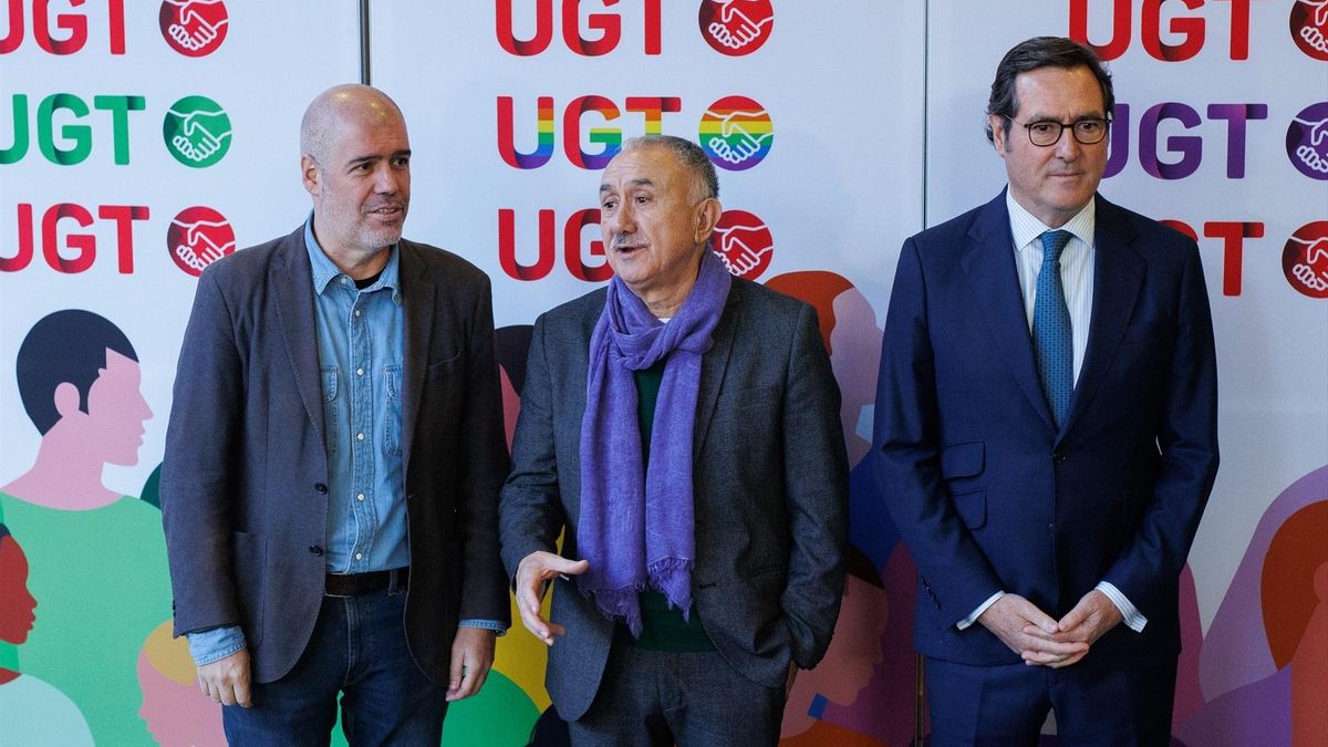 Antonio Garamendi (derecha), junto a los líderes sindicales de CCOO, Unai Sordo (izquierda) y Pepe Álvarez, de la UGT, en una imagen de archivo