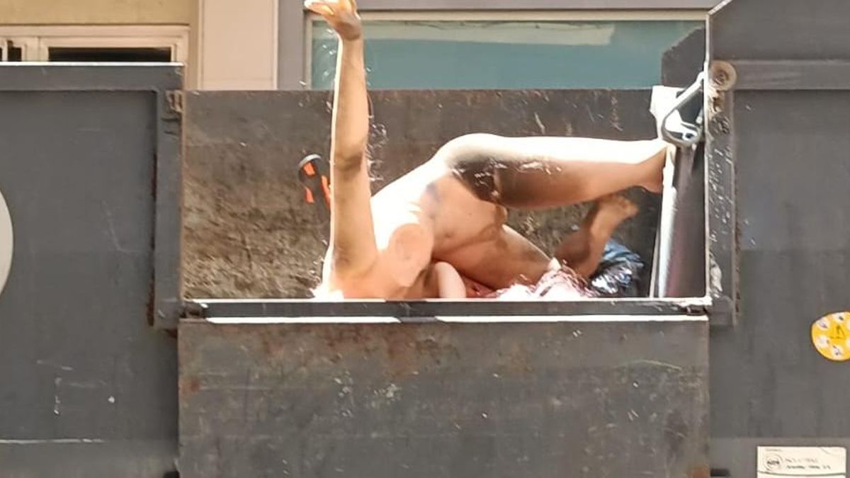 Una mujer de goma, en la basura