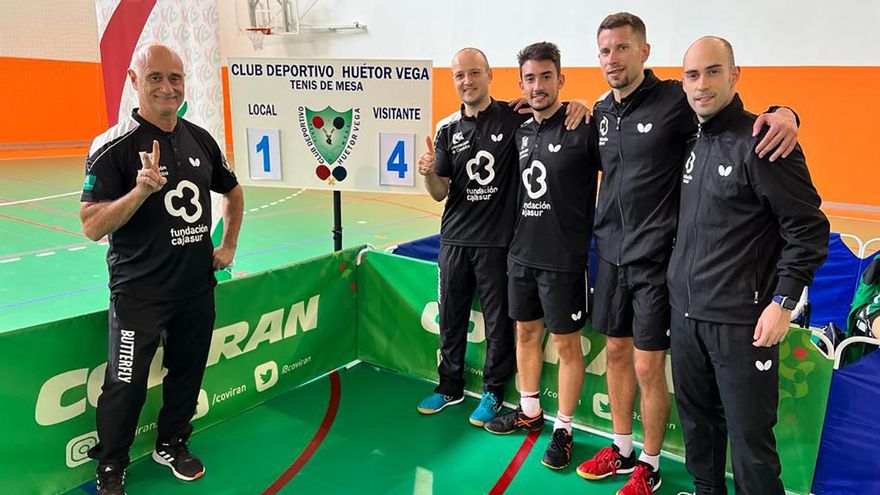 Jugadores del Cajasur Priego tras la primera victoria.