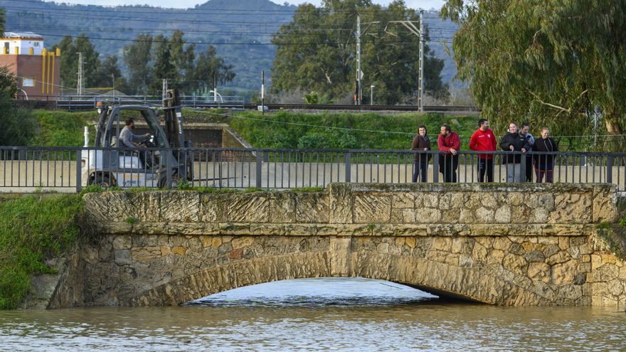 El Ayuntamiento de Lora del Río prevé desalojar la próxima noche la barriada de El Calerín, la zona más próxima al cauce del Guadalquivir a su paso por el pueblo, debido a que la crecida del río es constante y ya se acerca a los límites de peligrosidad. EFE/Raúl Caro