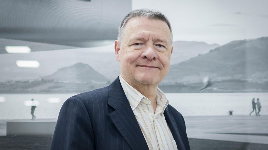 El economista y exministro de Administraciones Públicas de España Jordi Sevilla, posa para Europa Press.