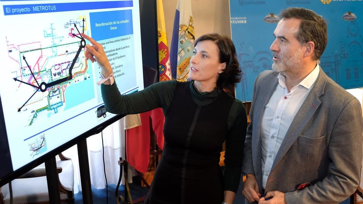 La alcaldesa y el concejal de Movilidad durante la presentación del Metro-TUS.