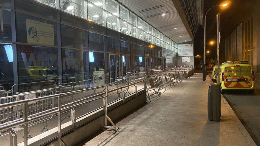 Exteriores del punto de vacunación del Wizink Center a las cuatro de la madrugada.