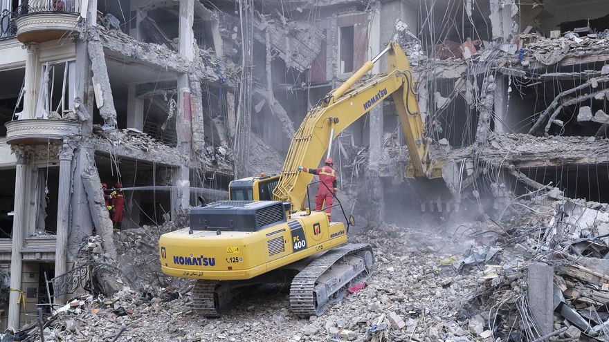 Unos trabajadores desescombran con una excavadora un edificio que fue atacado por Estados Unidos e Israel. EFE/Jaime León