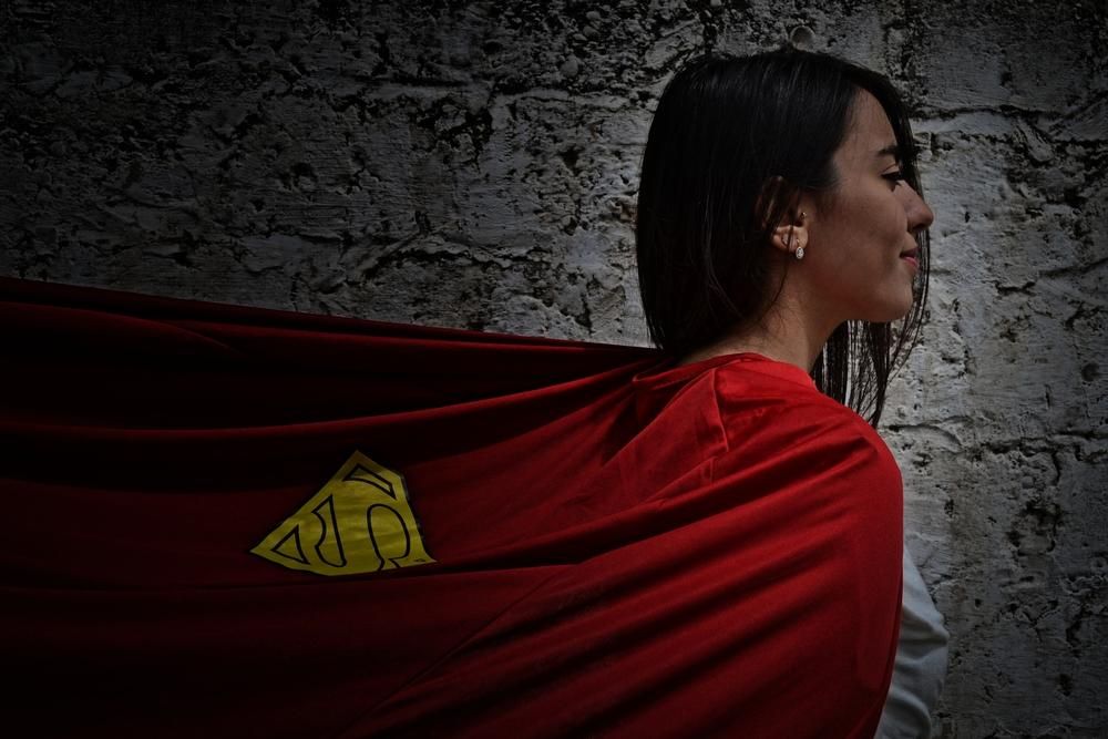Leyan, 19 años, cursa estudios de medicina oral y es bailarina profesional de Dabke, una danza tradicional palestina. “Tenemos nuestros sueños, nuestras vidas y nuestra forma de hacer las cosas. Nunca conoceré el fracaso. No lo llamo así, para mí es ‘el umbral del éxito’. Conseguí la mayor puntuación en secundaria y entré en la escuela de medicina oral. Uno de mis sueños es convertirme en dentista. Quiero ayudar a mi gente y espero llegar a asumir un rol importante en la sociedad”. Fotografía: Ovidiu Tataru.