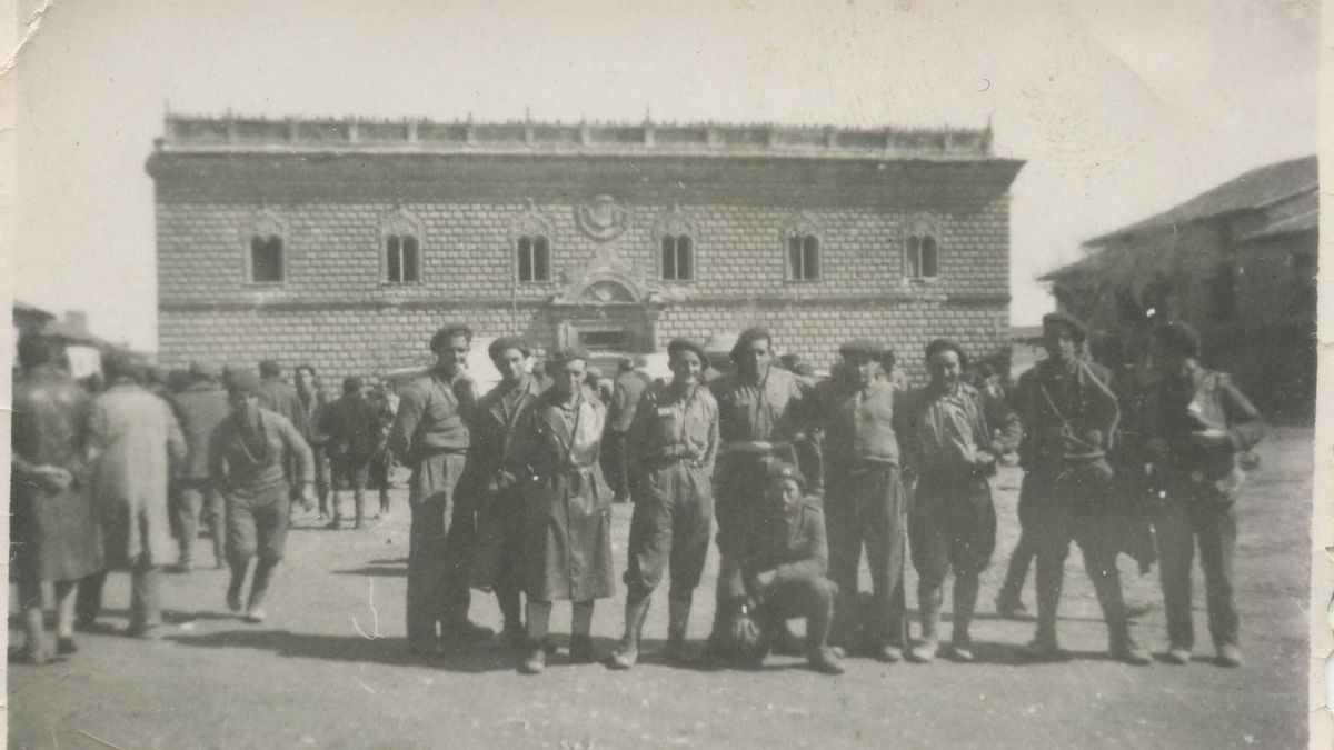 Imagen de habitantes de Cogolludo frente al Palacio de Medinaceli