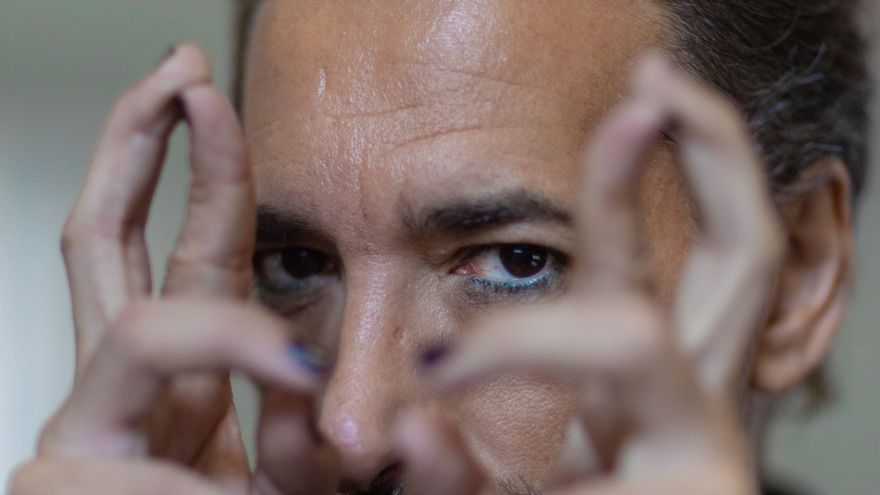 El bailaor Israel Galván ensaya entre talleres de chapa y pintura