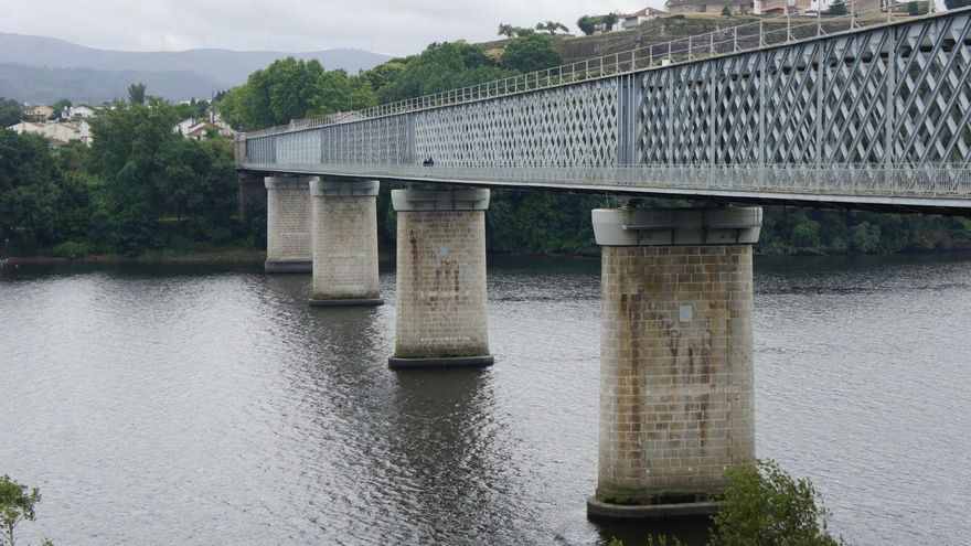 "Echamos a andar por la pasarela de este instagramático puente de hierro y, como siempre, me agarra como un vértigo, al pensar que al final de la pasarela comienza otro país"