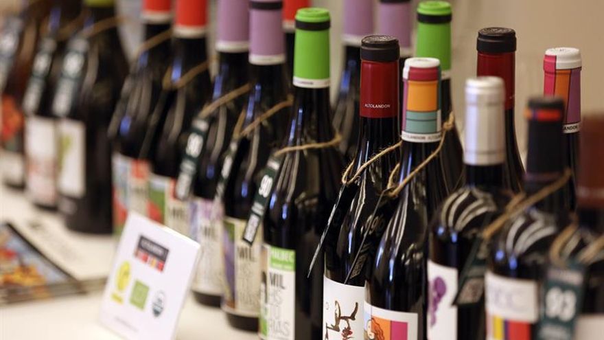 El salón que organiza la 'Guía Peñín' en Tenerife, con una selección de los mejores vinos españoles, se inauguró este lunes