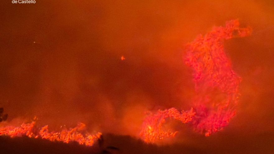 Tres incendios simultáneos en Castellón suman medios aéreos a los 200 efectivos que trabajan en la zona