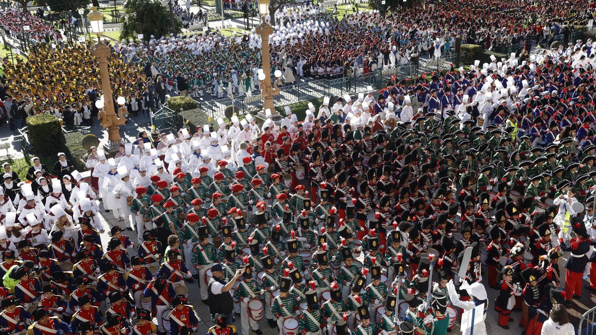 Reunión de los colegios de Donostia para la Tamborrada Infantil en el parque Alderdi Eder
