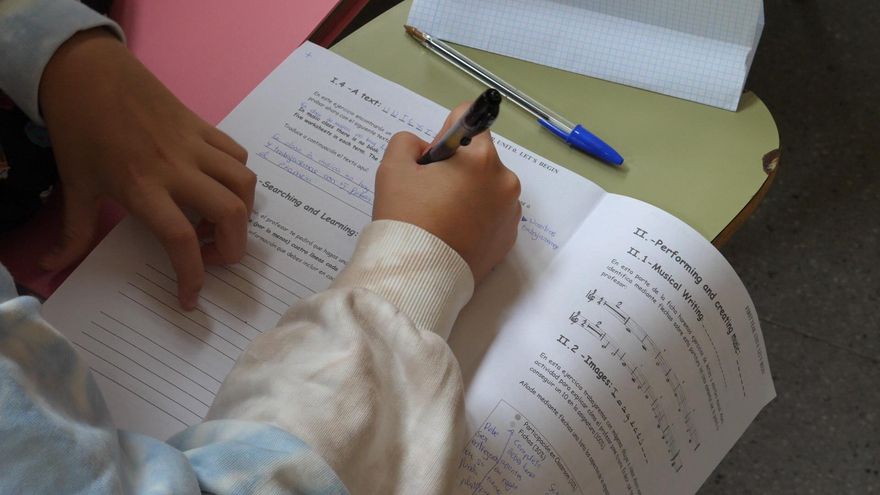 Una alumna en la clase de música en el IES Ángel de Saavedra