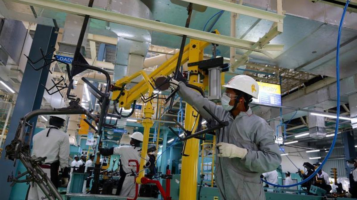 Un trabajador en una planta industrial.