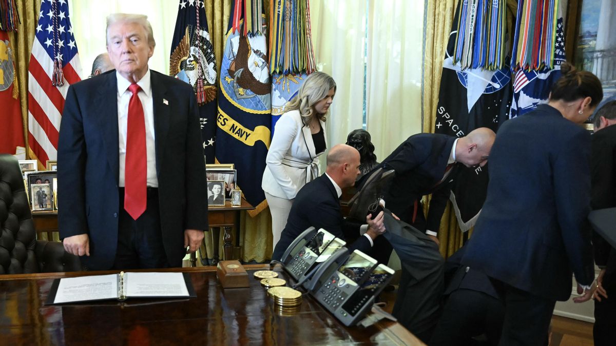 El presidente estadounidense, Donald Trump, ante un hombre desmayado durante un anuncio sobre medicamentos para adelgazar en el Despacho Oval de la Casa Blanca en Washington, DC, el 6 de noviembre de 2025.
