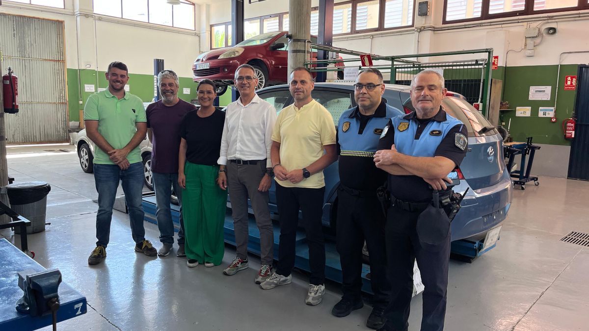 Entrega del Ayuntamiento de Los Llanos de Aridane al IES José María Pérez Pulido   de seis coches y una moto retirados de la vía pública.