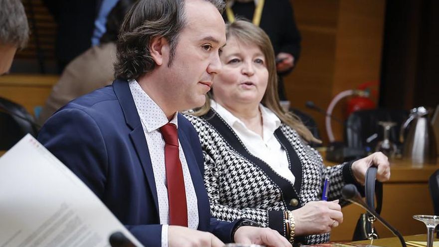 El PP pacta con Vox crear una sección específica para los libros LGTBI en las bibliotecas valencianas