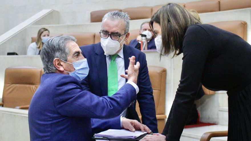 Revilla junto a la consejera de Presidencia y el portavoz parlamentaria del PRC en un pleno.