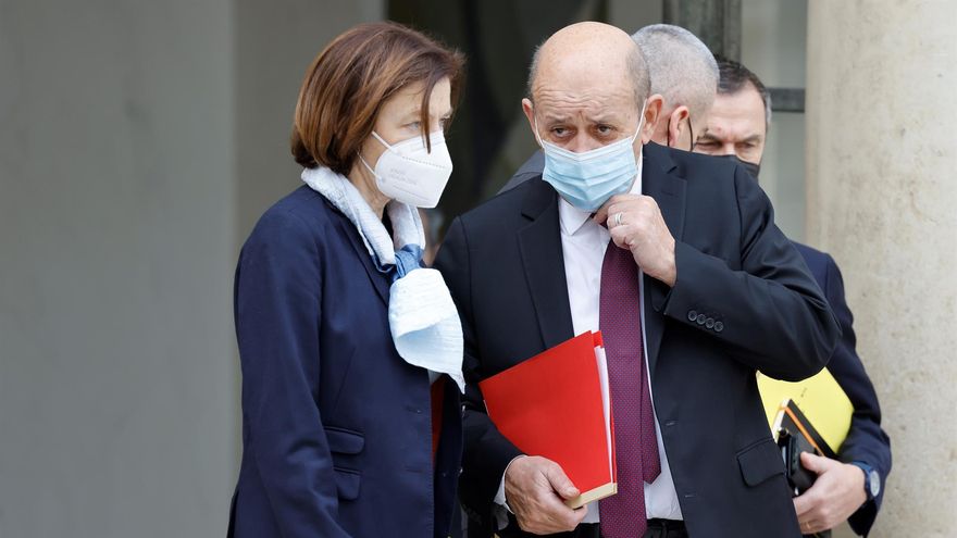 French Defence Minister Florence Parly (L) and French European and Foreign Affairs Minister Jean-Yves Le Drian talk as they leave after a security meeting (Conseil de defense) on Ukraine at the Elysee Palace in Paris, France, 24 February 2022.
