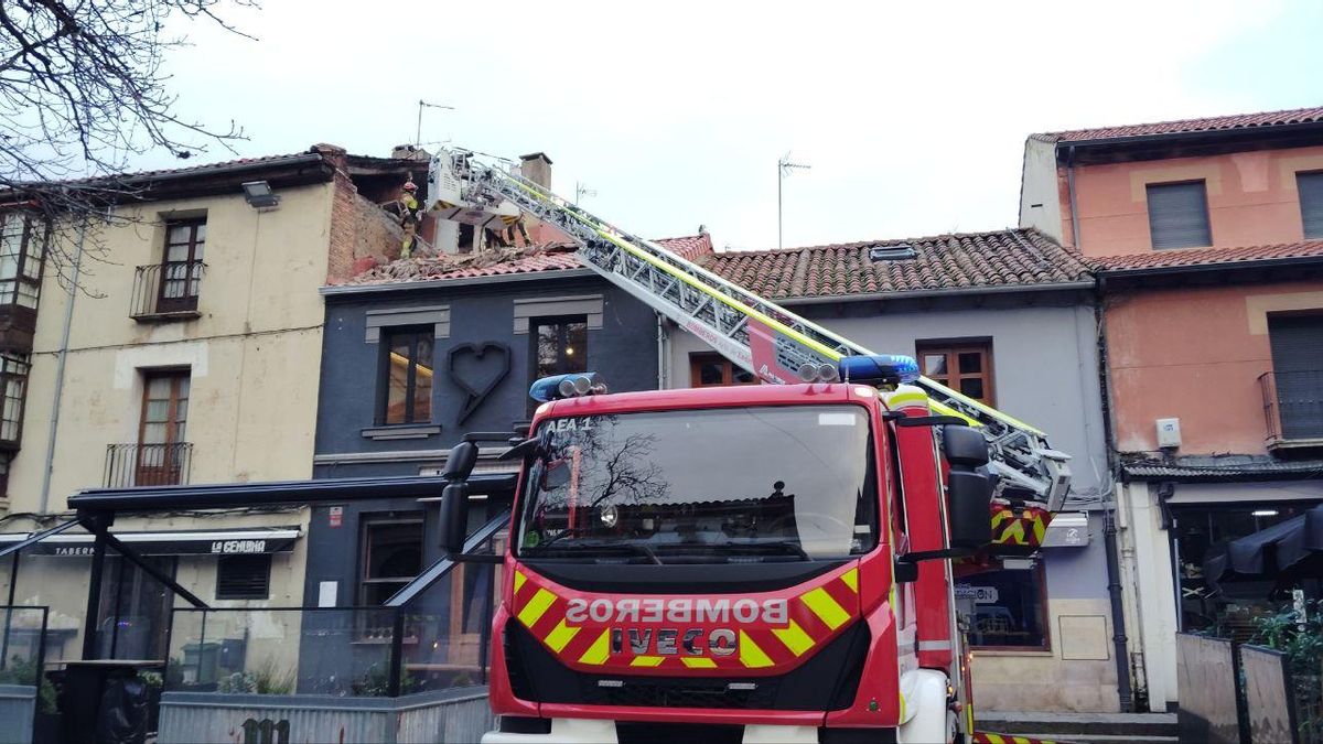 Se derrumba parte de la pared del edificio de un bar en pleno centro de León sobre el tejado de un restaurante.