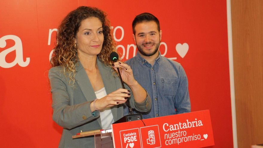 La portavoz del PSOE, Ainoa Quiñones, y el secretario general de Juventudes Socialistas, Fran Cano, en rueda de prensa