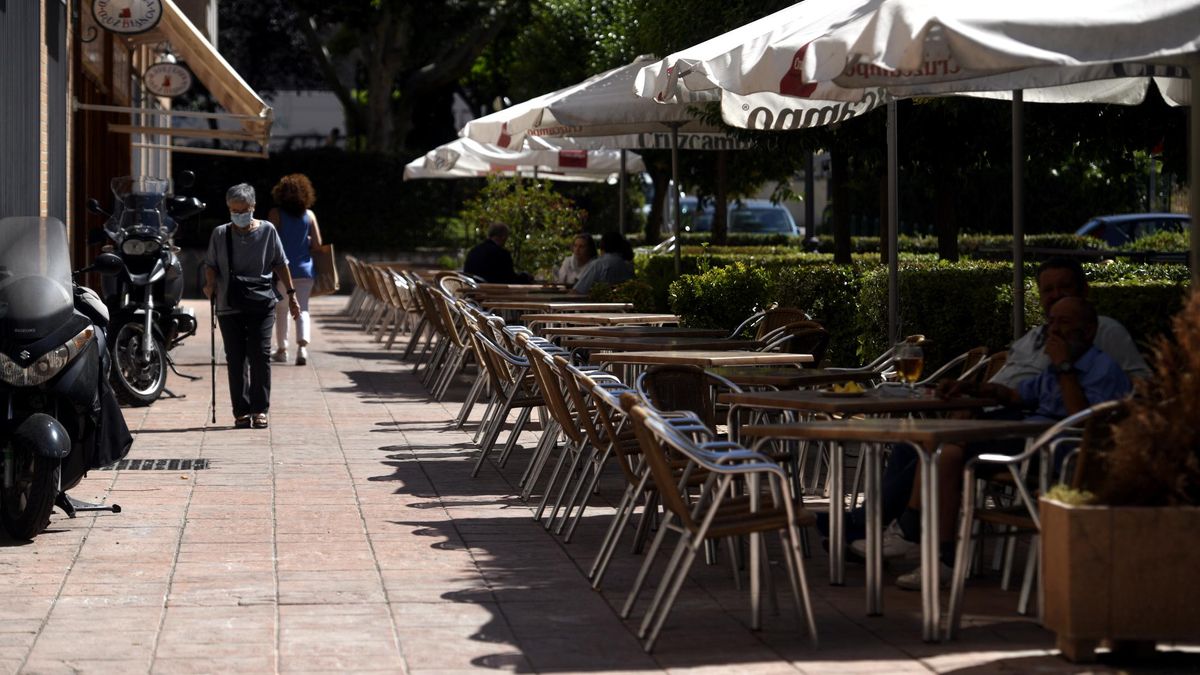 Varias personas disfrutan en una terraza, en Madrid (España).