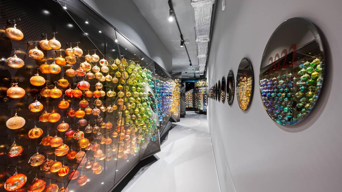 Además de las tradicionales bolas de Navidad, también se pueden ver otras figuras y adornos colgantes, todos ellos elaborados de forma artesanal y con vidrio