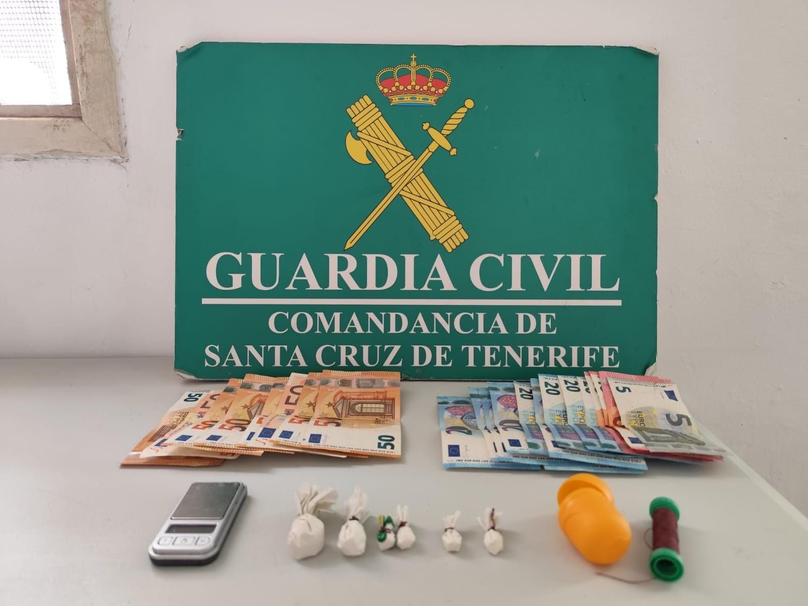 Droga, objetos y dinero incautados por la Guardia Civil. GUARDIA CIVIL