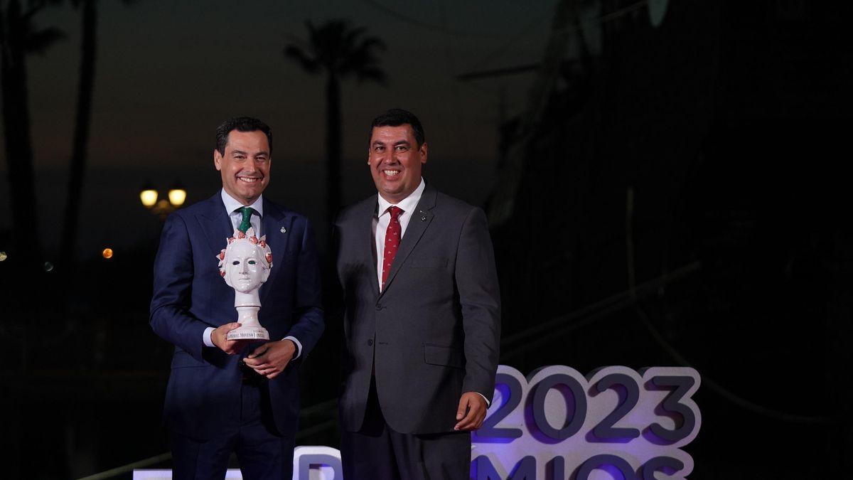 El presidente de la Junta de Andalucía, Juanma Moreno, con el premio otorgado por Freshuelva en la entrega de los I Premios Fresa.