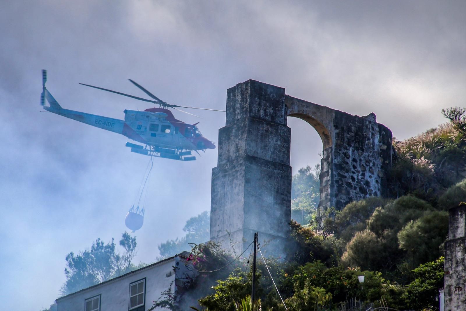Helicóptero en el incendio del sendero de los Molinos de Bellido. JOSÉ AYUT