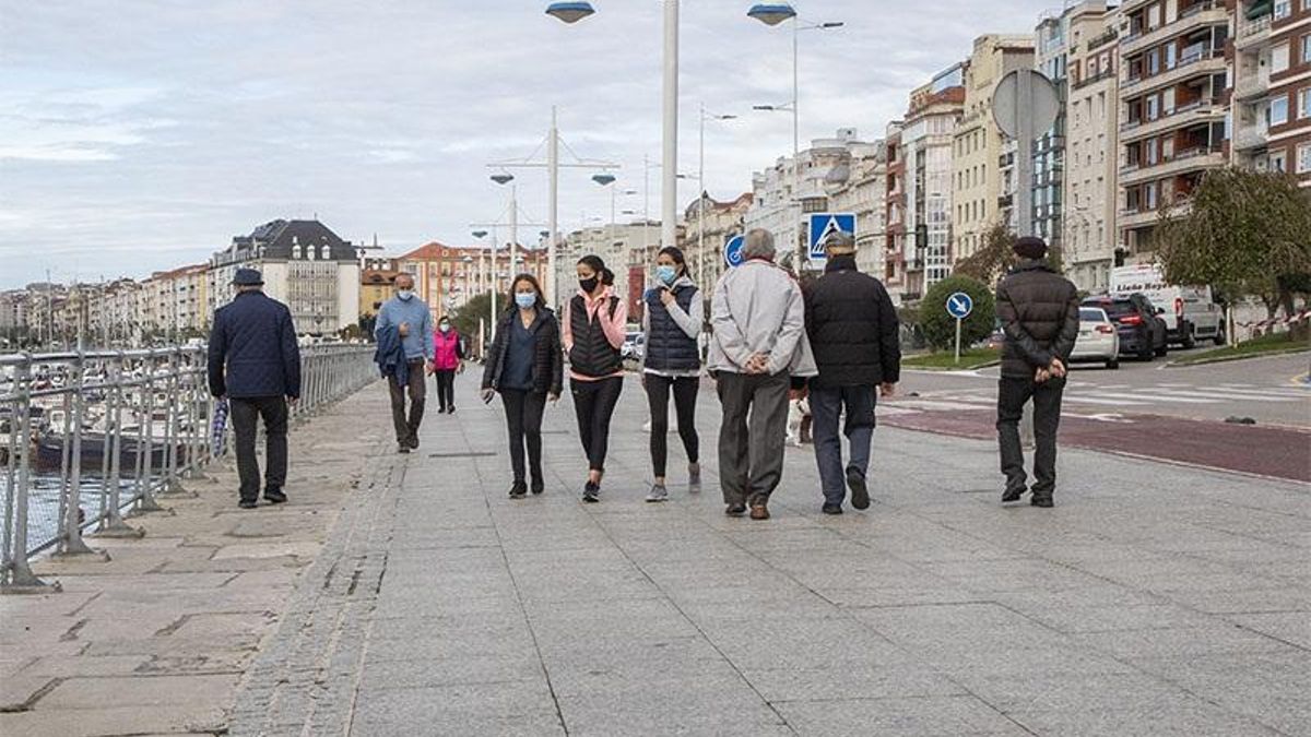 Personas paseando por Santander