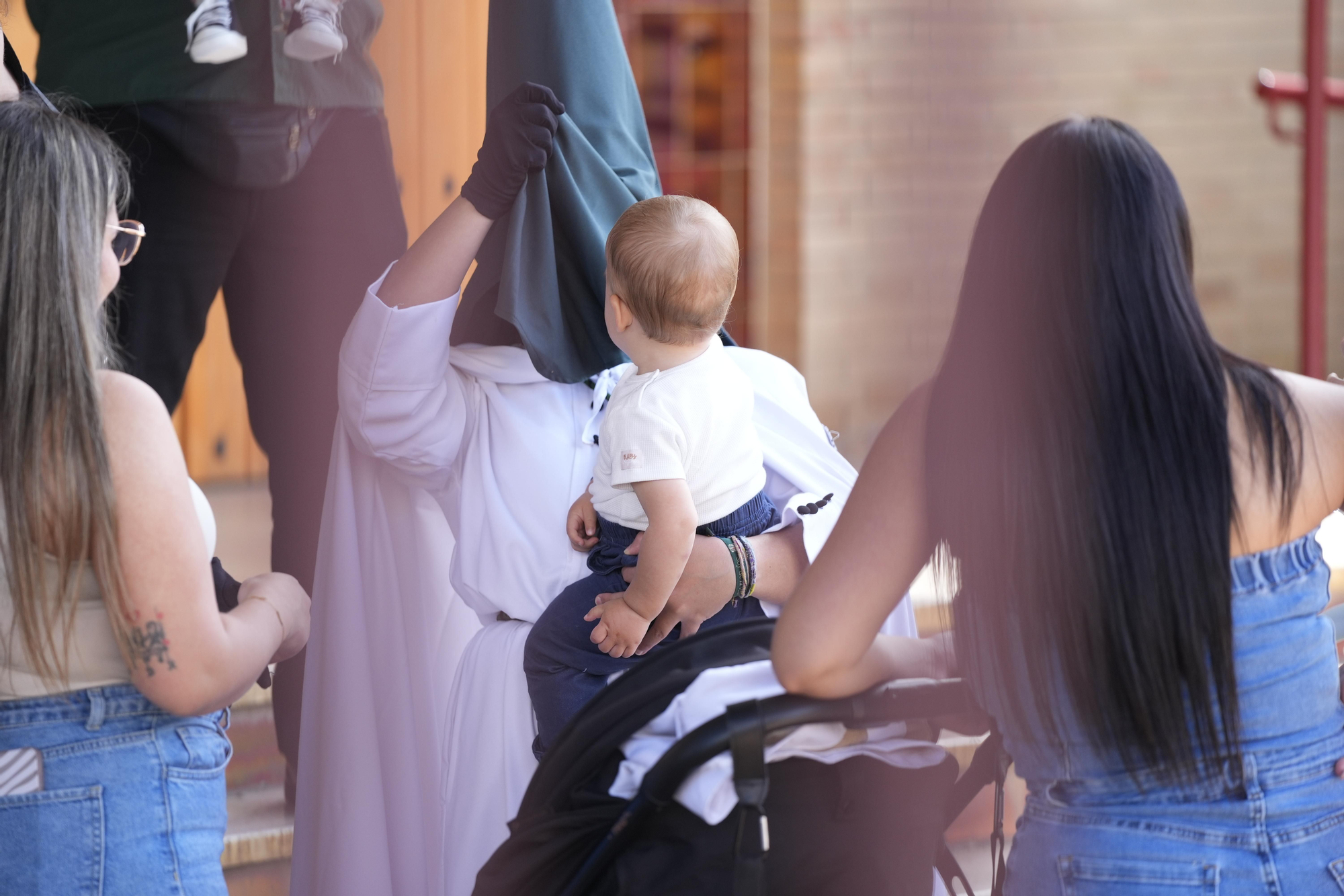 Día histórico en las Tres Mil Viviendas: primera salida procesional de la Hermandad de Bendición y Esperanza