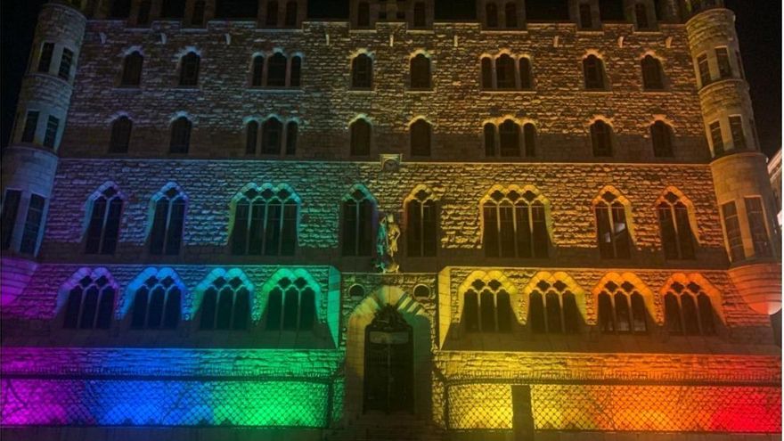 botines casa gaudí antonio arquitectura LGTBi Awen arcoiris