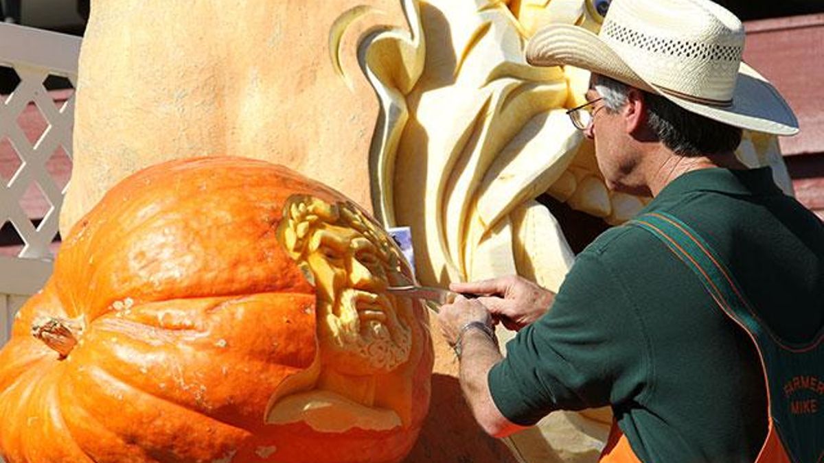 El granjero que transforma calabazas en obras de arte y al que conocen como el “Picasso de los talladores”