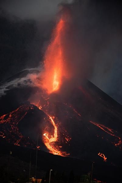 Ruptura del cono principal este lunes por la tarde y avance de la lava. / EFE/ Miguel Calero