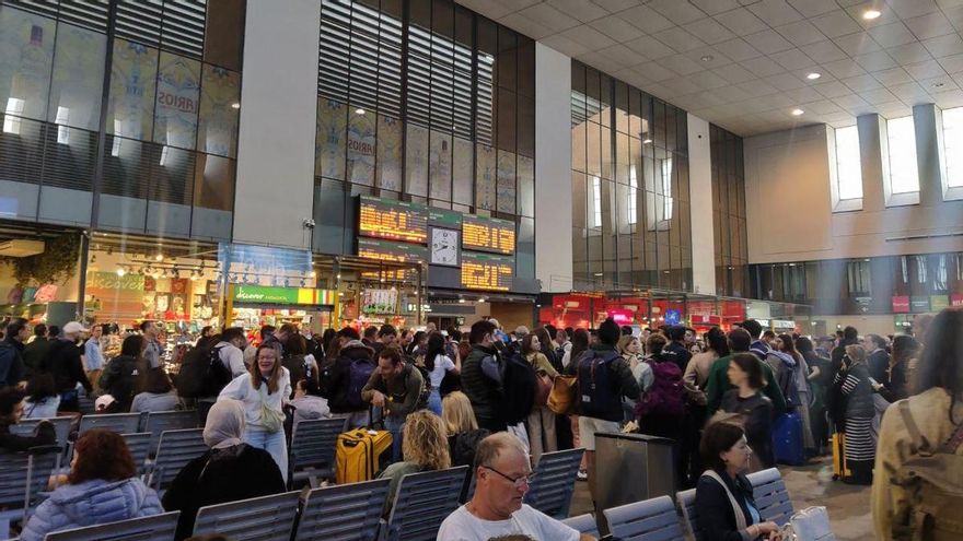 Caos en Santa Justa y Atocha el día que arranca la Feria de Sevilla: "Me voy a tener que comprar un coche"