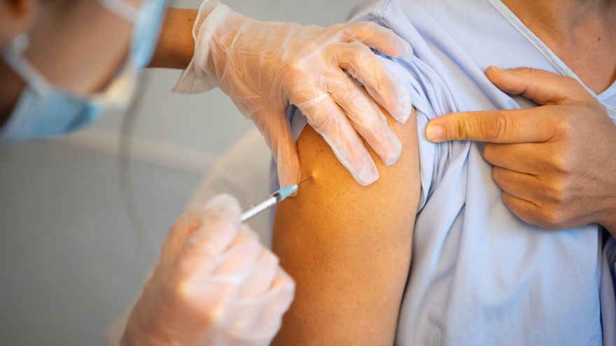 Las autoridades han aplicado la primera dosis de la vacuna a alrededor de 10.000 personas, según el último dato disponible, y desde el pasado lunes están siendo vacunados los funcionarios del sistema de salud en zonas rurales de todo el país. EFE/Caroline Blumberg/Archjivo