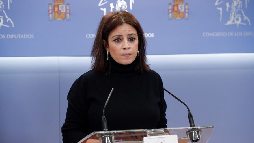 La portavoz del PSOE, Adriana Lastra, durante la rueda de prensa tras la reunión de la Junta de Portavoces del Congreso de este miércoles. EFE/Zipi