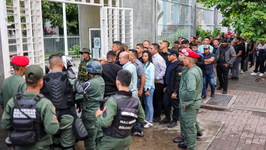 Abren los centros de voto en Venezuela para las elecciones regionales y legislativas