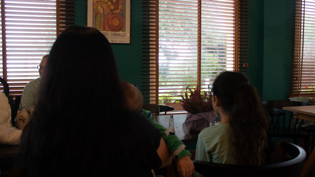 Una de las afectadas por el desalojo de las zonas rurales en Jerez de la Frontera, con su bebé de cinco meses en brazos.
