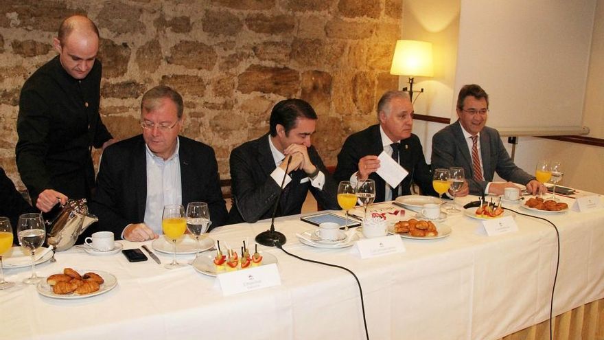 El consejero de Fomento y Medio Ambiente, Juan Carlos Suárez-Quiñones(CI), el alcalde de León, Antonio Silván(I), y el presidente de la Diputación de León, Juan Martínez Majo(D), con el presidente de Aleco, Javier Menéndez(CD).