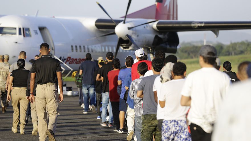 Panamá deporta y expulsa a un grupo de 30 ciudadanos colombianos, la mayoría migrantes