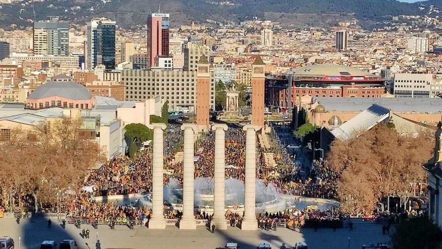 Miles de independentistas se manifiestan en contra de la cumbre hispano-francesa en Montjuïc