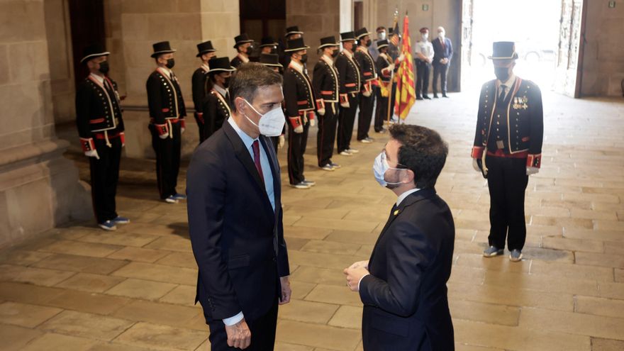 El presidente de la Generalitat, Pere Aragonès, recibe al presidente del Gobierno, Pedro Sánchez, a su llegada al Palau de la Generalitat en Barcelona para participar en la mesa de diálogo sobre Cataluña.