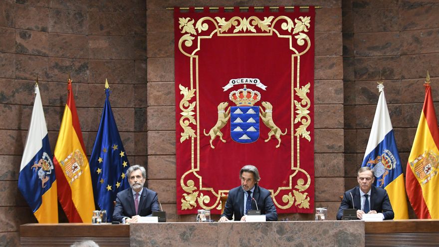 De izquierda a derecha: el presidente del Tribunal Supremo y del Consejo General del Poder Judicial, Carlos Lesmes, el presidente del Parlamento de Canarias, Gustavo Matos, y el presidente de la Audiencia Nacional, José Ramón Navarro.