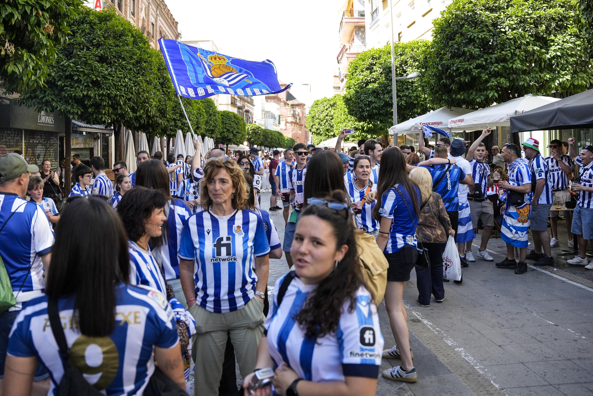 Aficionados de la Real Sociedad tiñen Sevilla de txuri-urdin en la previa de la final de la Copa del Rey.