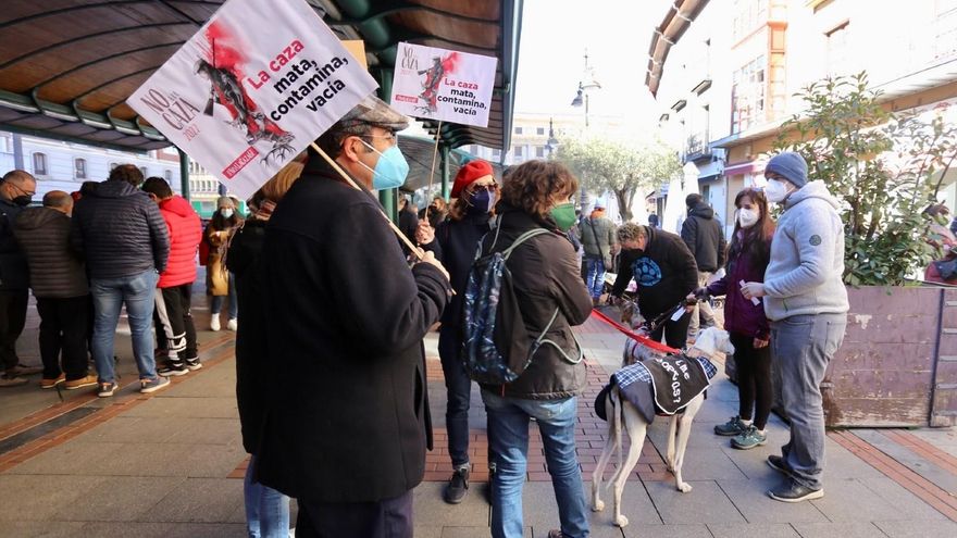 Manifestación contra la caza con perro en Valladolid. // Leticia Pérez / ICAL