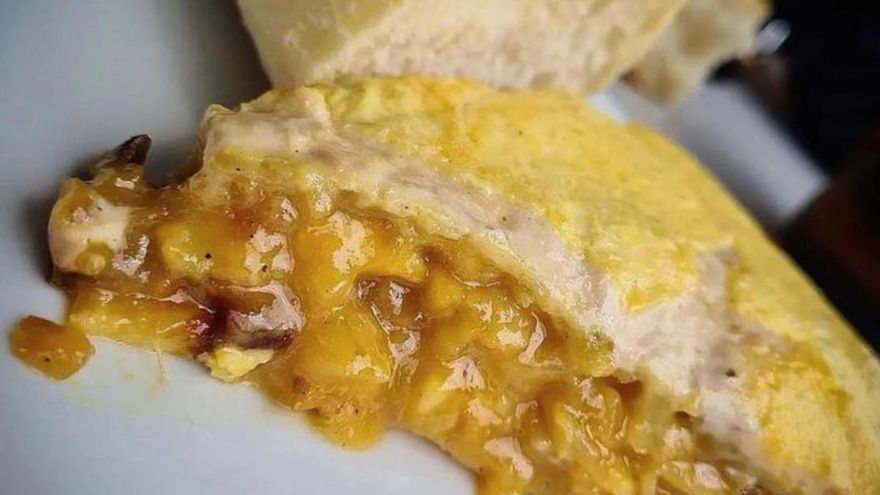 La mejor tortilla de patata de Madrid se hace en un bar de Embajadores y se disfruta fuera del local