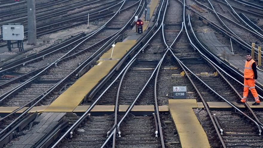 Numerosos servicios suspendidos por una huelga de ferrocarriles en Inglaterra